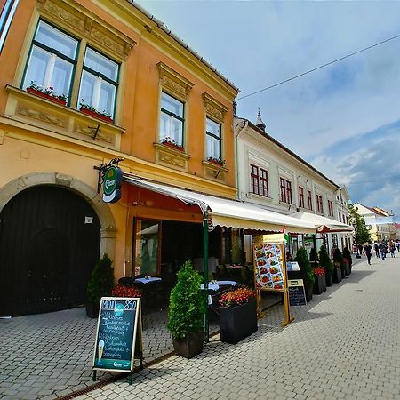 Cherry Apartman Eger Esterno foto