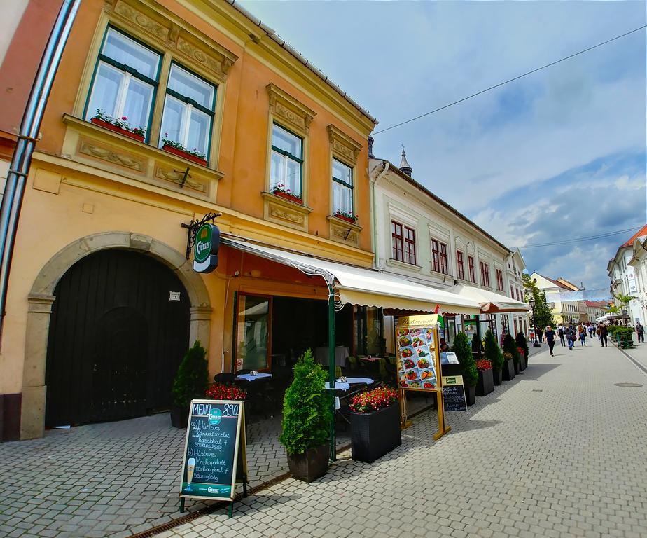 Cherry Apartman Eger Esterno foto