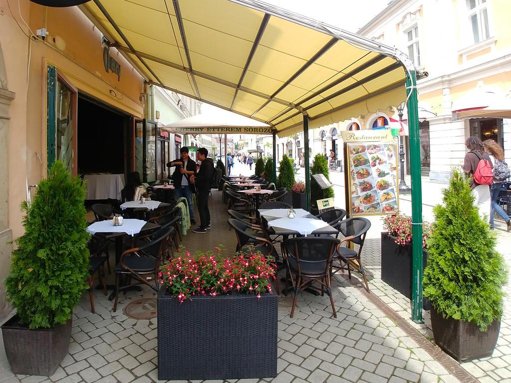Cherry Apartman Eger Esterno foto